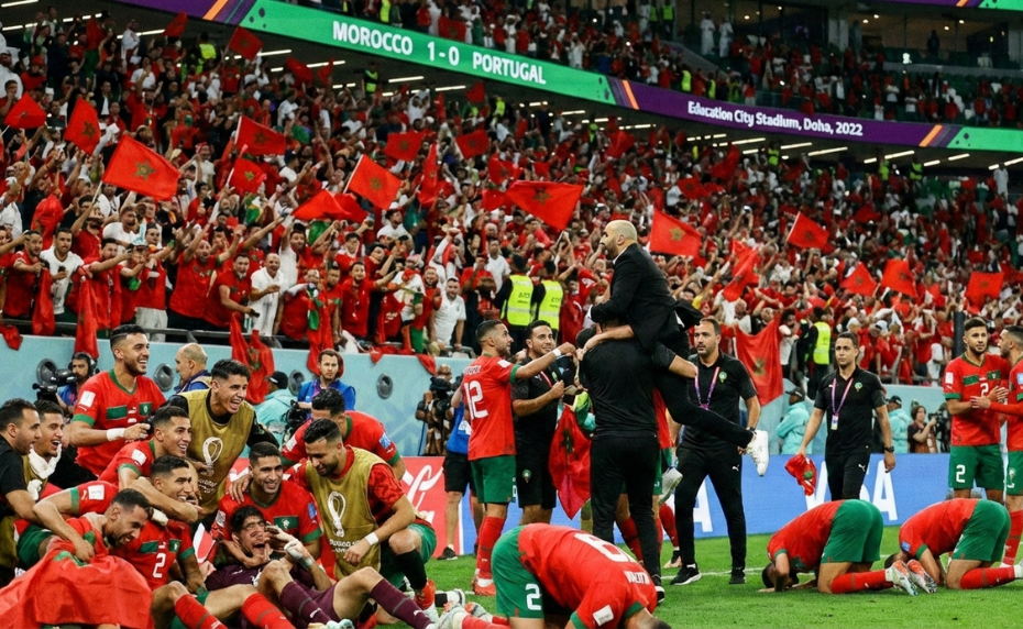 فرحة أسود الأطلس التاريخية في مونديال 2022. رمز للنجاح الكروي المغربي والاستثمار في المواهب.